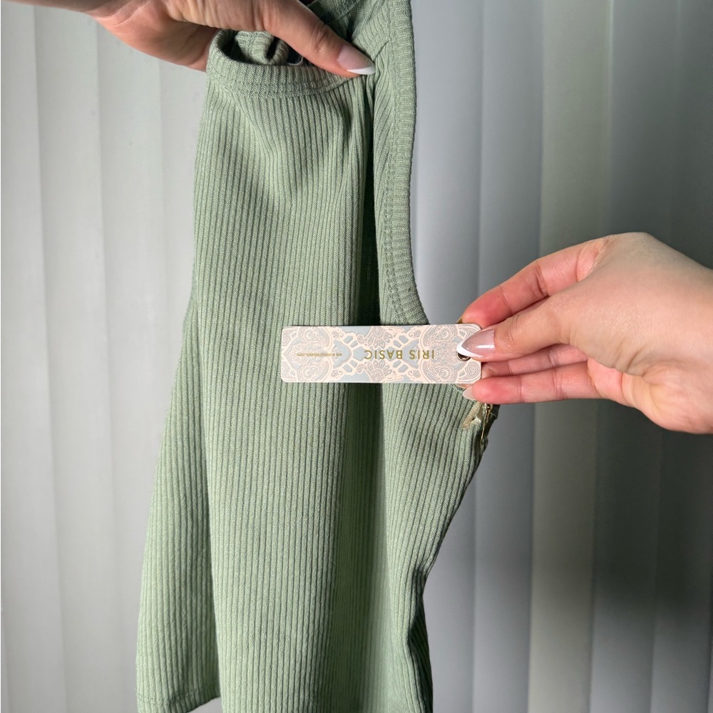 Iris Basic Sage Ribbed Crop Top - Picture 4 of 4